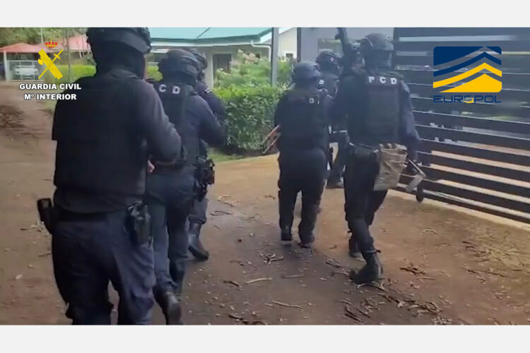 Integrantes de la Policía de Control de Drogas de Costa Rica se disponen a registrar una propiedad.