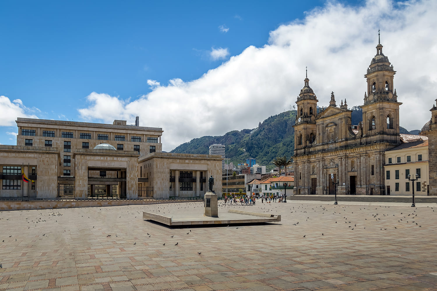 El Palacio de Justicia y la Catedral Basílica Metropolitana de Bogotá en la plaza de Bolívar de la capital colombiana