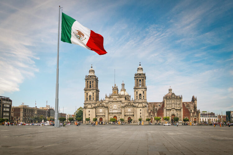 La plaza de la Constitución, conocida como el Zócalo, y la Catedral Metropolitana de la Ciudad de México