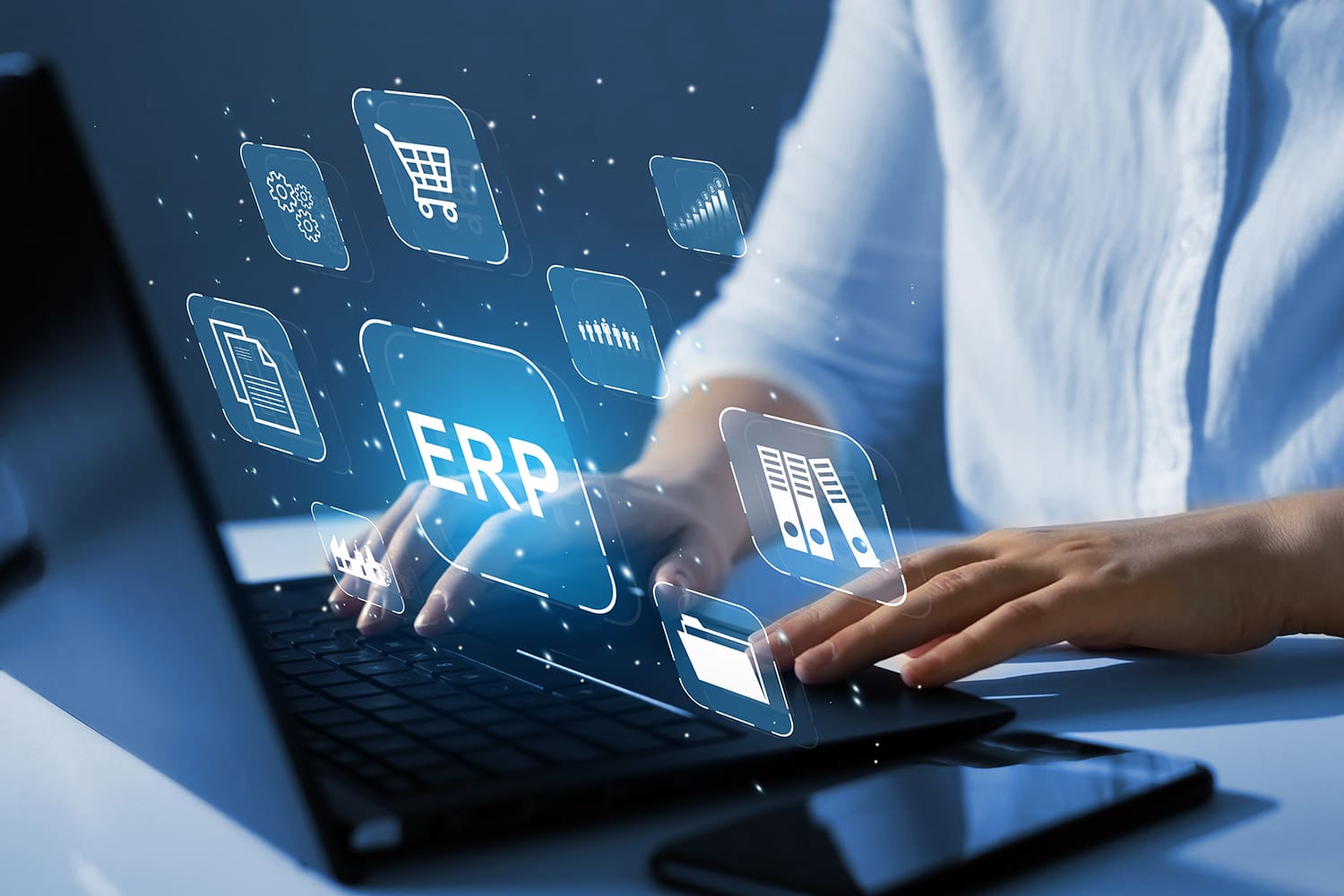 una mujer maneja un software ERP en su computadora