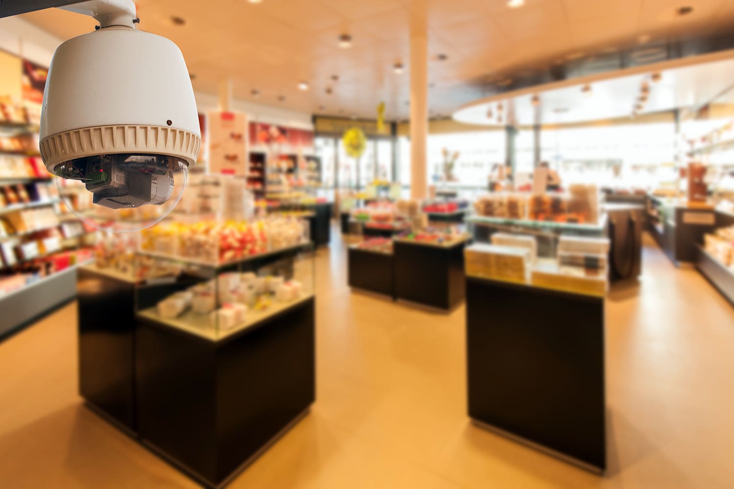 una cámara de videovigilancia en un establecimiento comercial