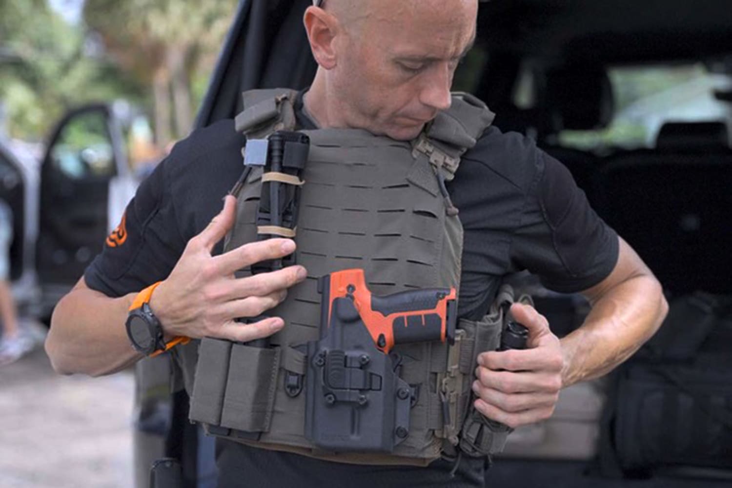 un profesional de seguridad con una pistola y equipamiento de BYRNA