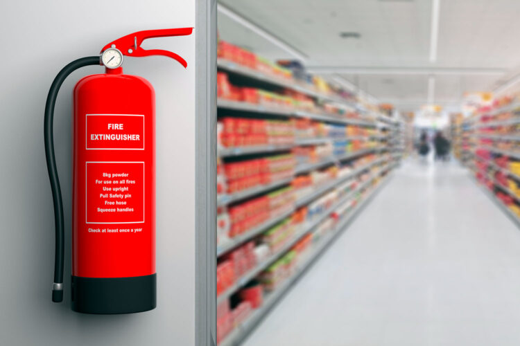 un extintor en la pared de un supermercado