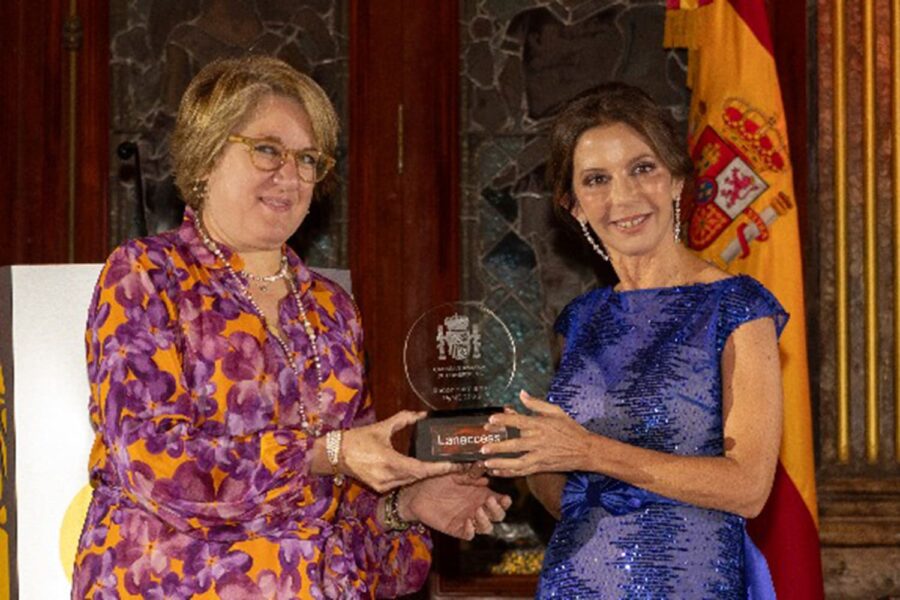 Concha Martínez Cano, directora ejecutiva de Lanaccess en Latinoamérica, recoge el Reconocimiento PyME 2025 otorgado por CAMESCOM