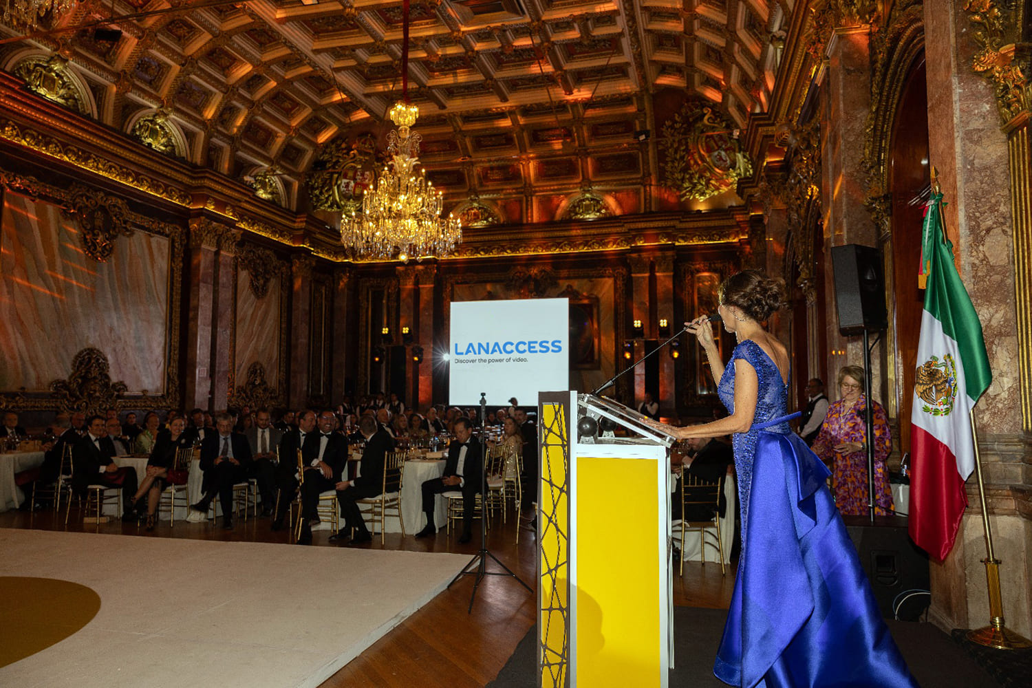Concha Martínez Cano se dirige a los asistentes de la Fiesta de Gala 2025 organizada por CAMESCOM en la Ciudad de México