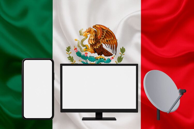 una bandera de México con un smartphone, una pantalla de televisión y una antena parabólica