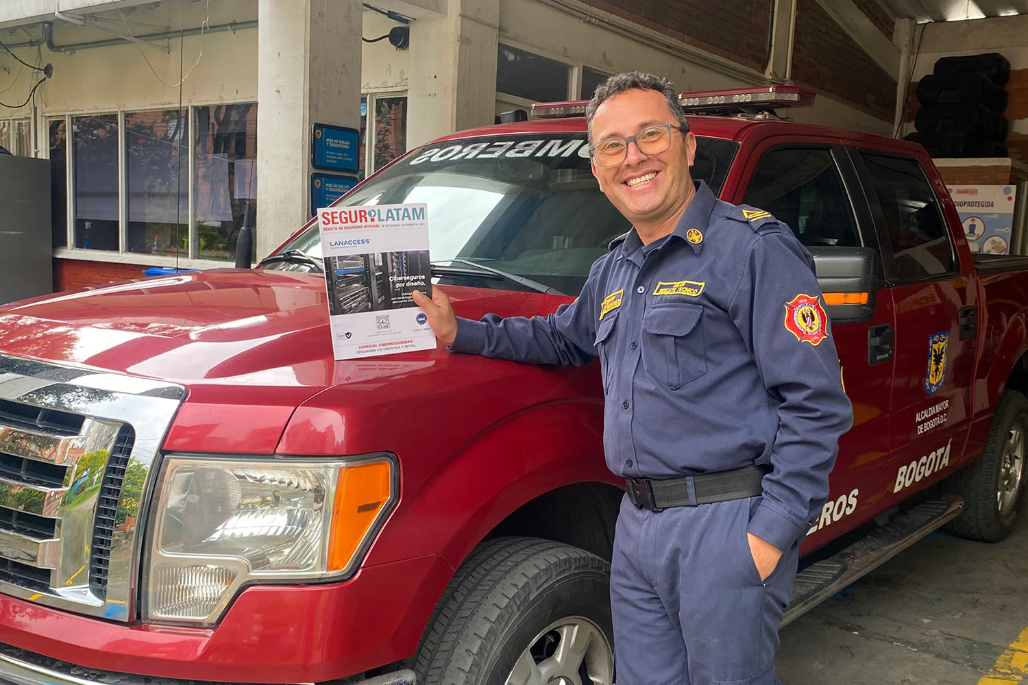 El sargento Carlos Ramírez, del Cuerpo Oficial de Bomberos de Bogotá