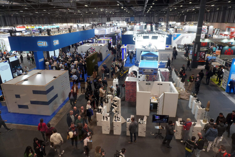 vista panorámica de stands y visitantes del Salón Internacional de la Seguridad (SICUR) de Madrid