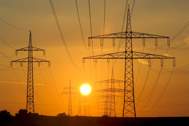 tendido eléctrico al atardecer