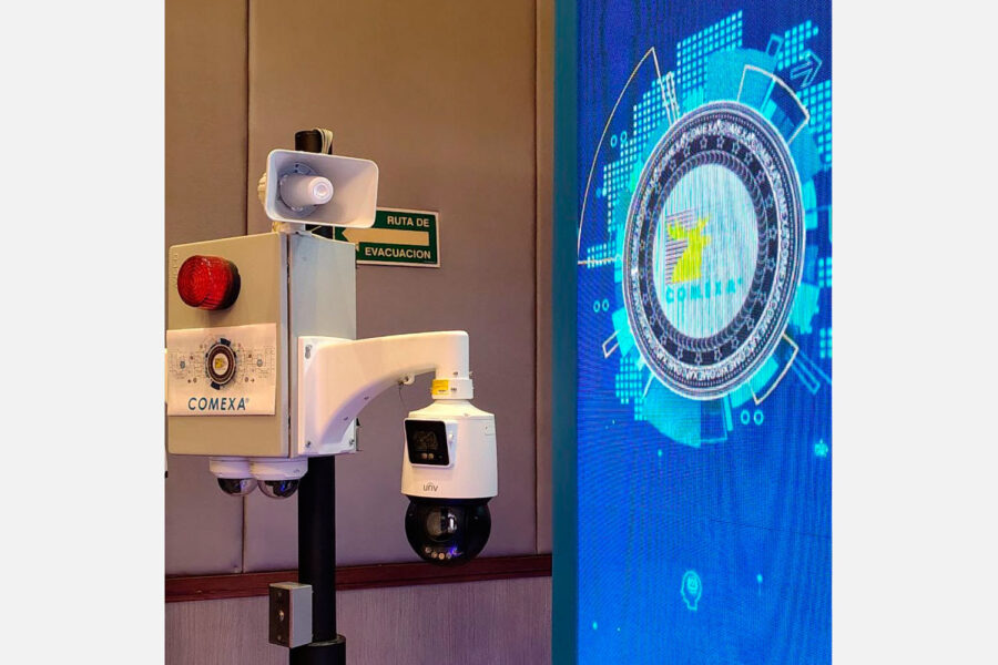 un tótem de seguridad en las instalaciones de la empresa mexicana Comexa