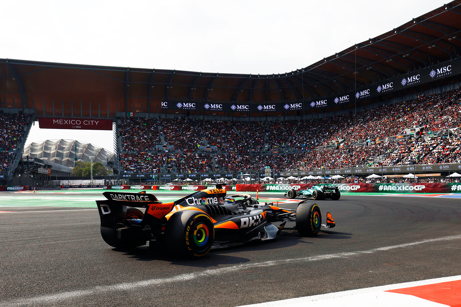 monoplazas de Fórmula 1 en el estadio del Autódromo Hermanos Rodríguez