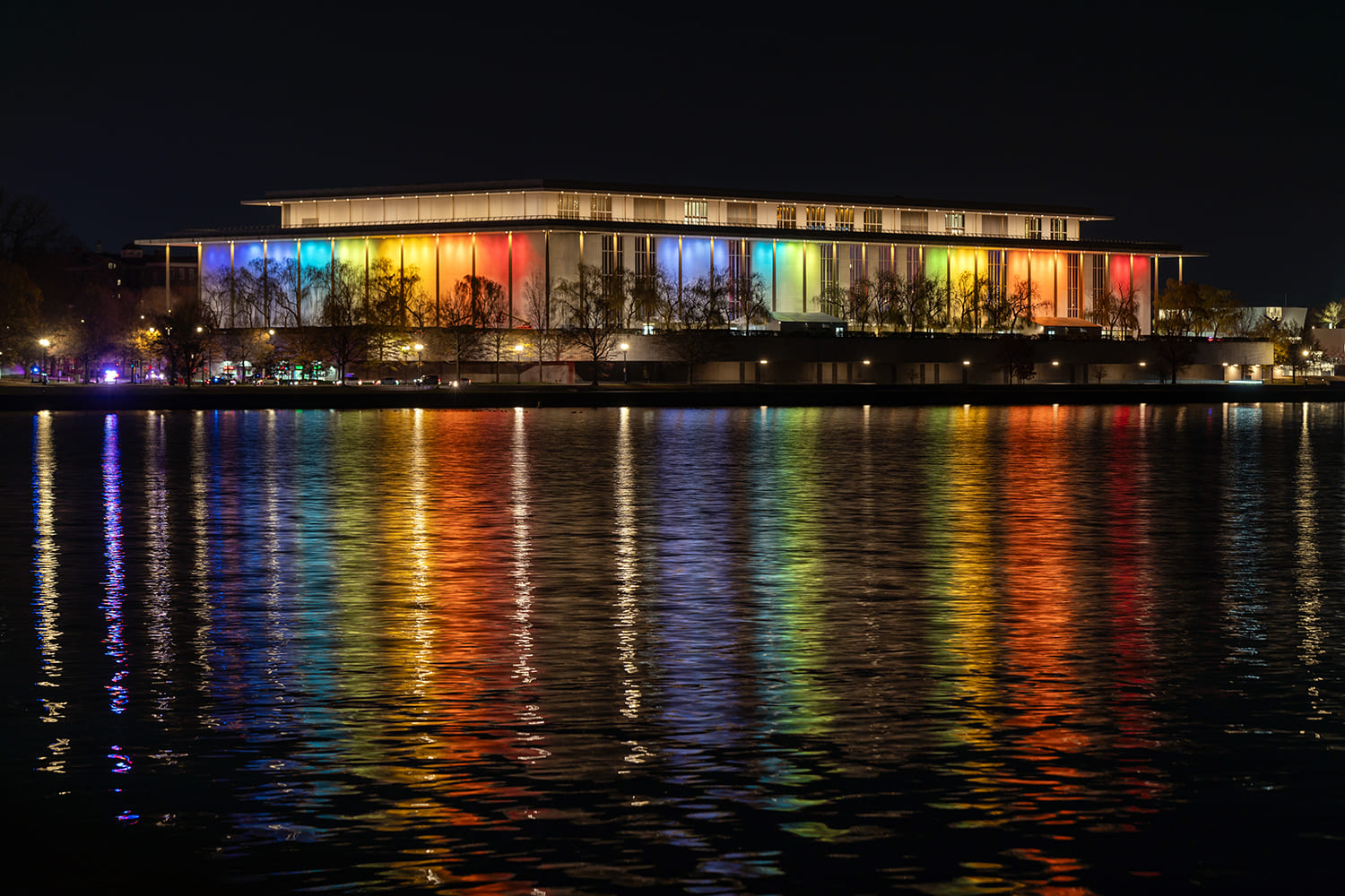 Imagen nocturna del Centro John F. Kennedy para las Artes Escénicas en Washington DC