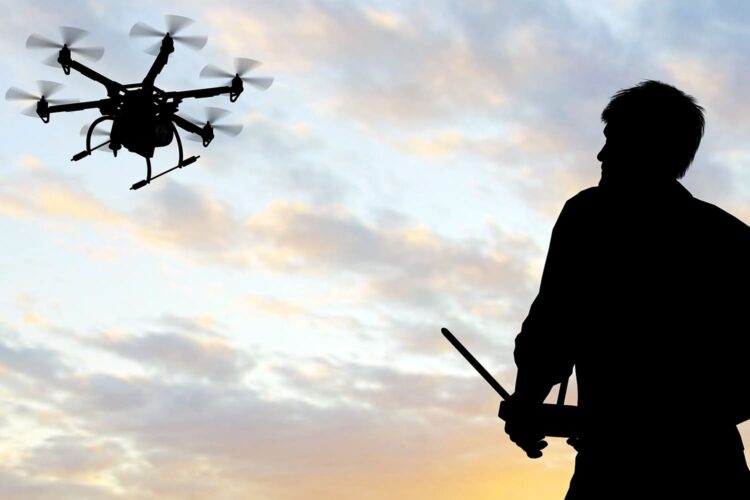 un piloto maneja un dron