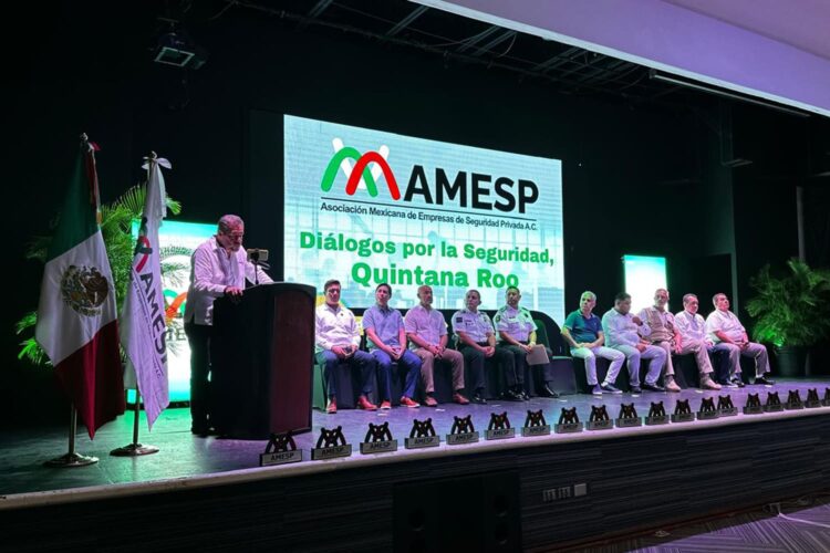 Daniel Espinosa Ávila, presidente de AMESP, se dirige a los asistentes de la asamblea celebrada en Playa del Carmen