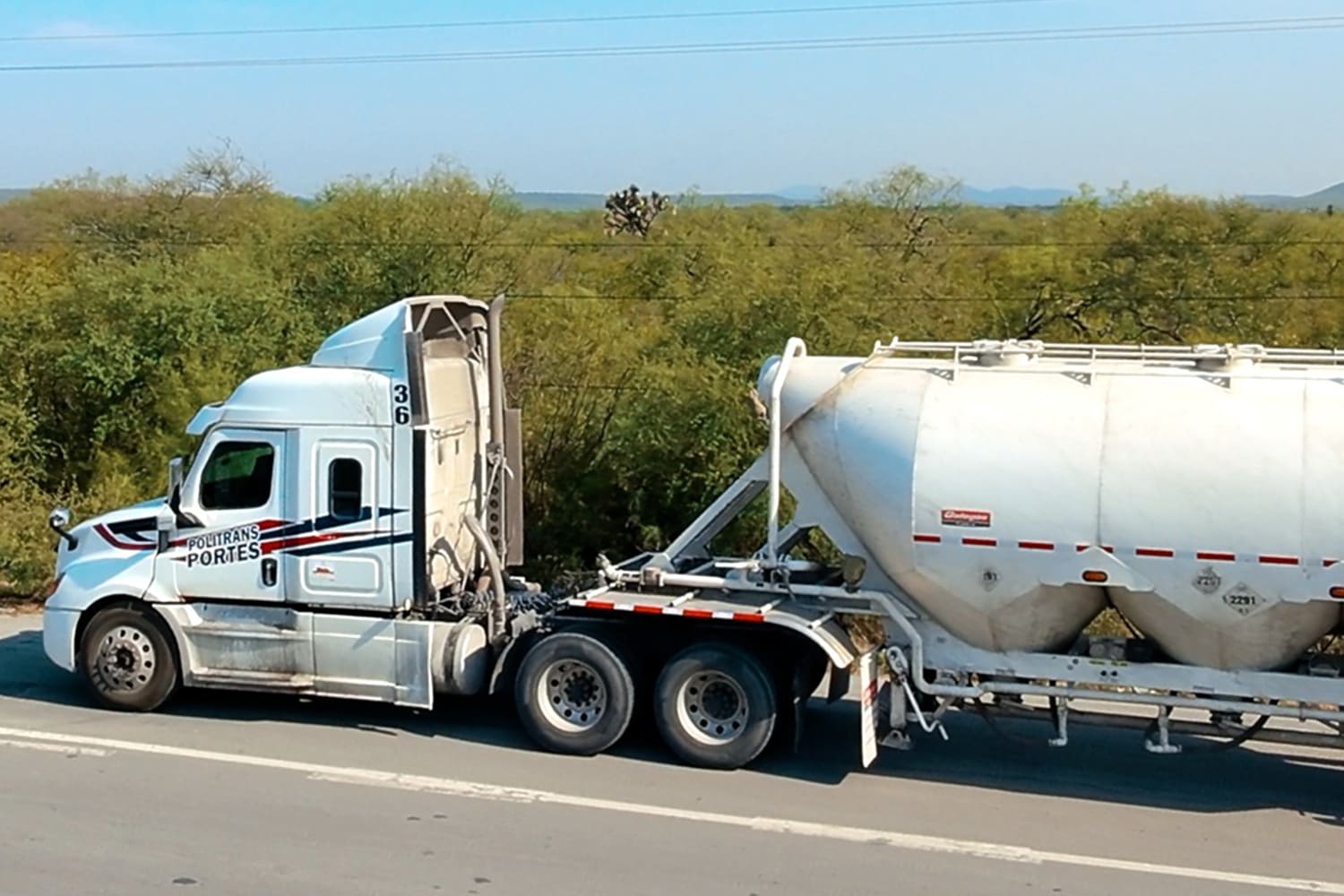 un camión de transporte de minerales en México