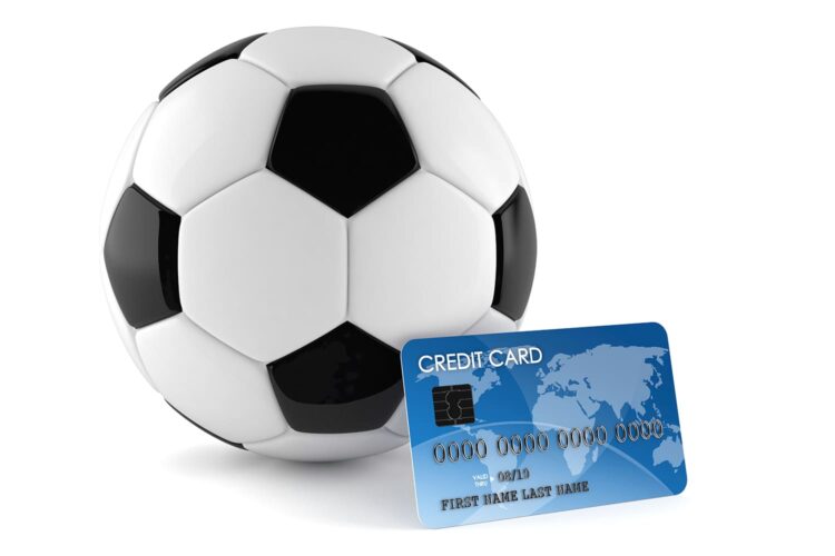 un balón de fútbol y una tarjeta de crédito