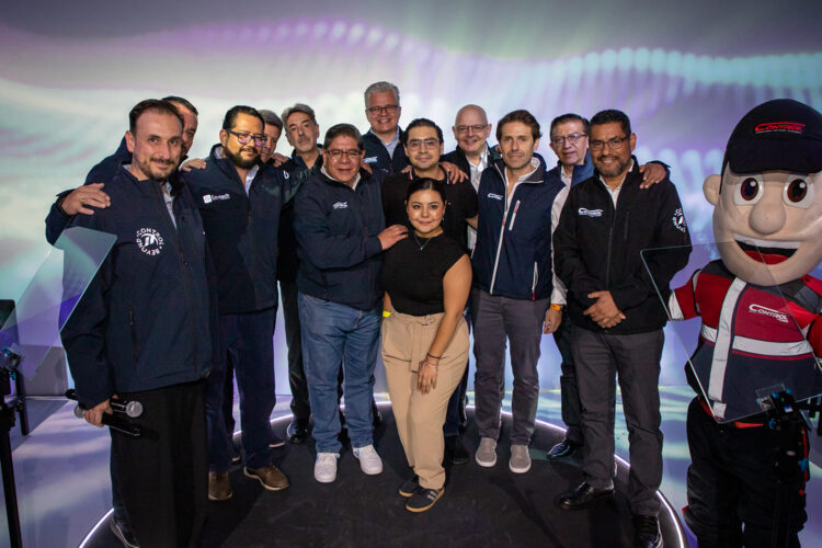 Directivos y colaboradores administrativos de Control durante la celebración del 25 aniversario de la empresa.
