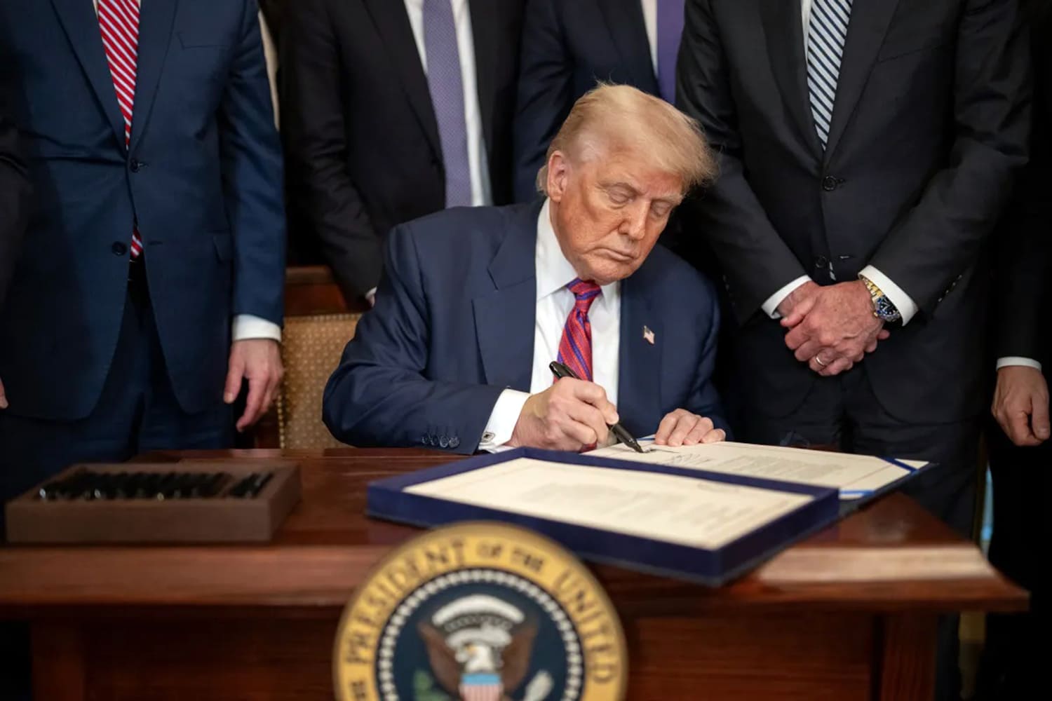 Donald Trump firma un documento en La Casa Blanca