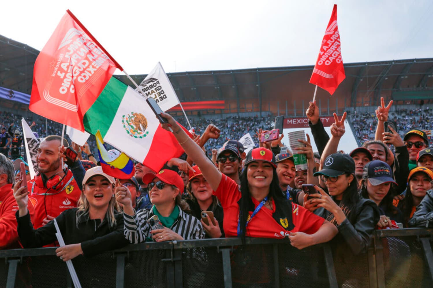 Aficionados ante el podio del GP de México de Fórmula 1 2024