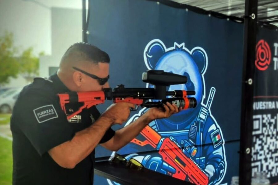 un policía mexicano prueba un lanzador menos letal de BYRNA