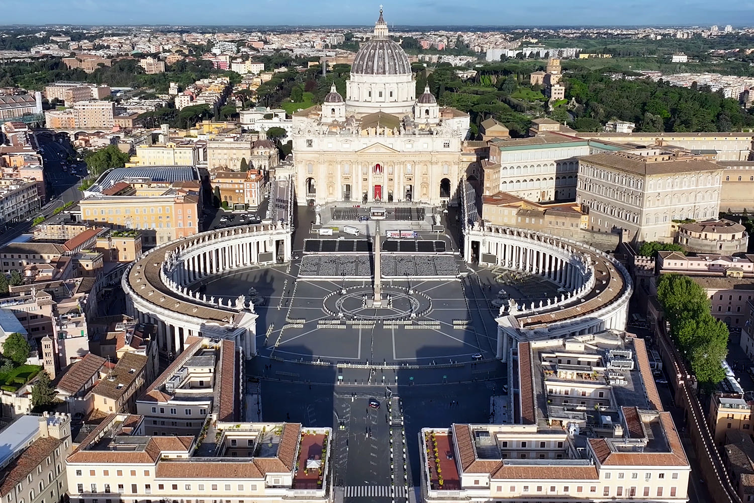 Vista de la Ciudad del Vaticano, con la plaza de San Pedro en primer término y la basílica del mismo nombre al fondo.