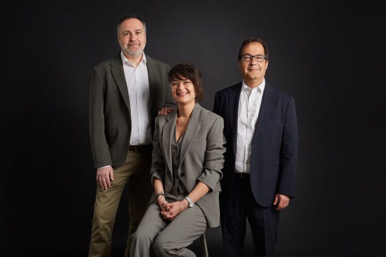 De izquierda a derecha: los hermanos Gonzalo, Montse y Alfonso Castro Roca, de la empresa de seguridad Casmar