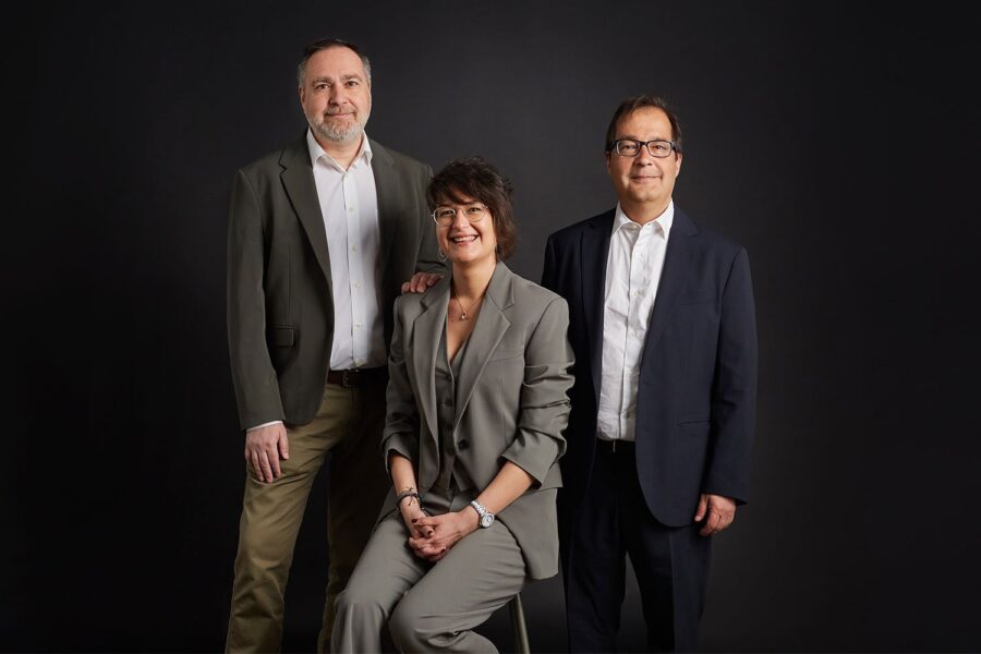 De izquierda a derecha: los hermanos Gonzalo, Montse y Alfonso Castro Roca, de la empresa de seguridad Casmar