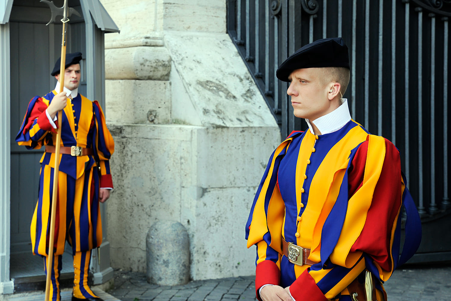 dos militares de la Guardia Suiza Pontificia