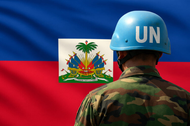 un militar de Naciones Unidas mira la bandera de Haití