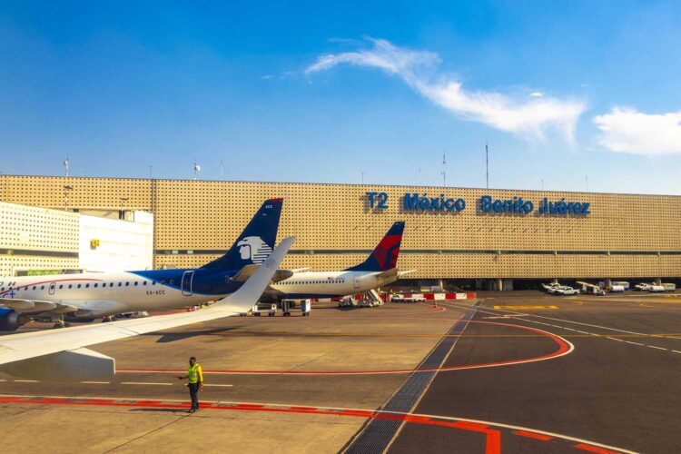 Aviones en la Terminal 2 del Aeropuerto Internacional de la Ciudad de México Benito Juárez
