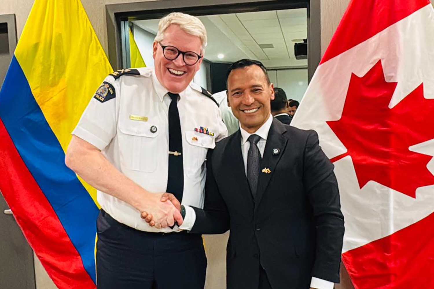 Bryan Larkin, subcomisario jefe de la Real Policía Montada del Canadá, y Pedro Sánchez Suárez, ministro de Defensa Nacional de Colombia.