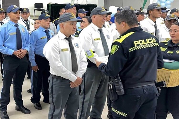 La Policía Nacional de Colombia entrega reconocimientos a personal de seguridad privada