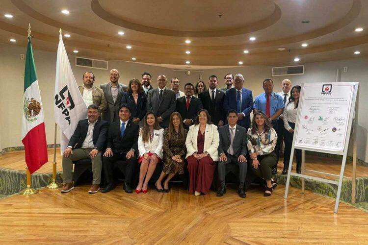 firmantes de convenio entre NFPA Internacional y las asociaciones del sector de protección contra incendios en México