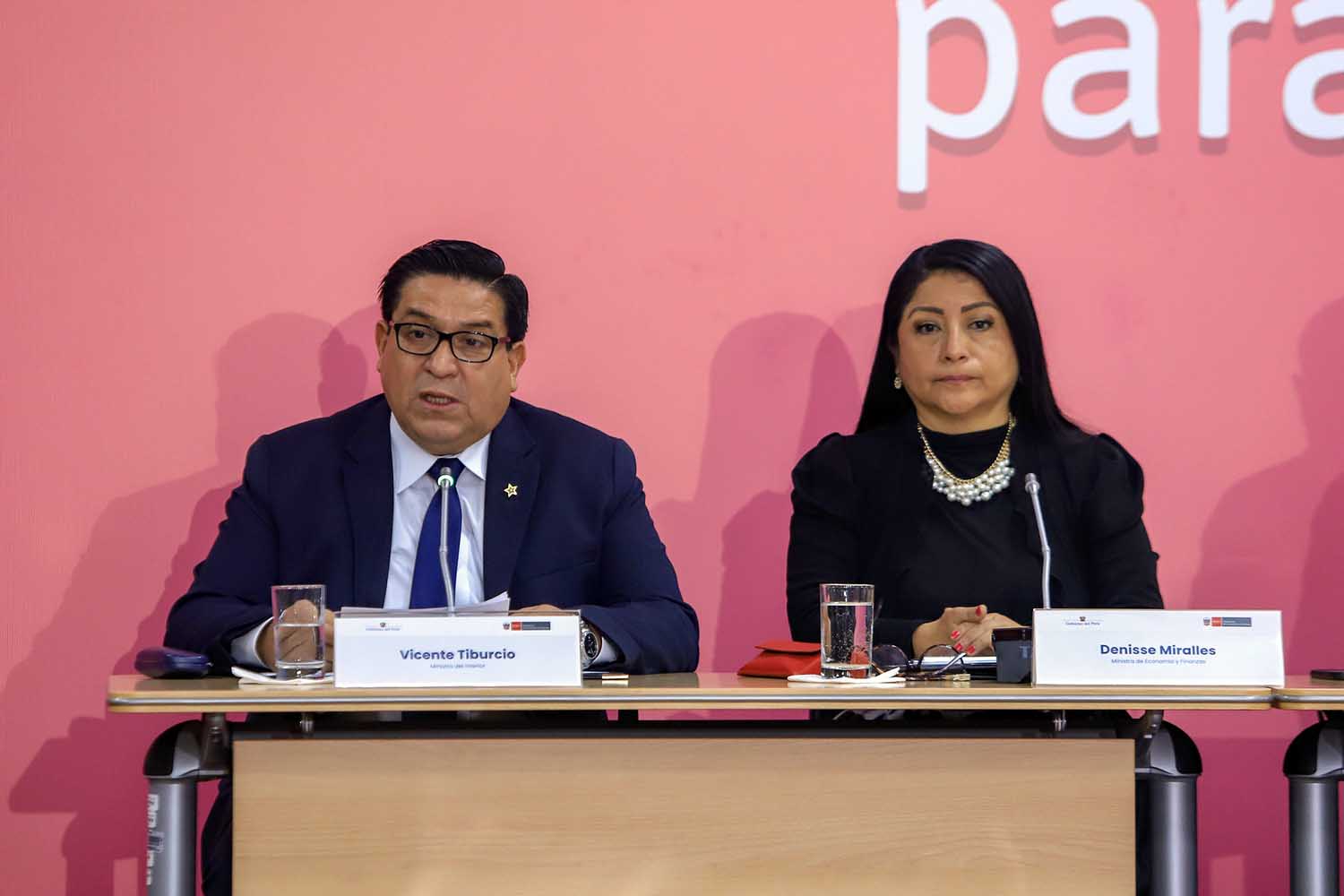 Vicente Tiburcio, ministro del Interior, y Denisse Miralles, ministra de Economía y Finanzas del Perú.