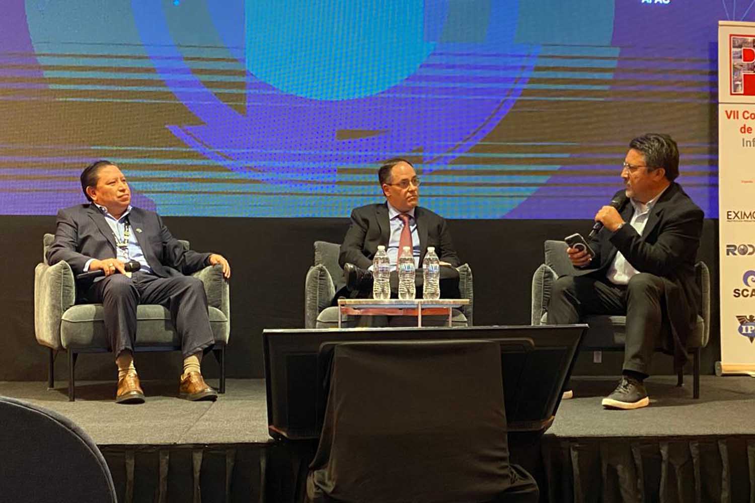 De izquierda a derecha: Gustavo Matías, director de Seguridad de Viva Aerobus; Mario Madrazo, director de Seguridad en Aeroméxico; y Ricardo Escobedo, director de Seguridad en Delta Air Lines, en el VII Congreso Mexicano PIC
