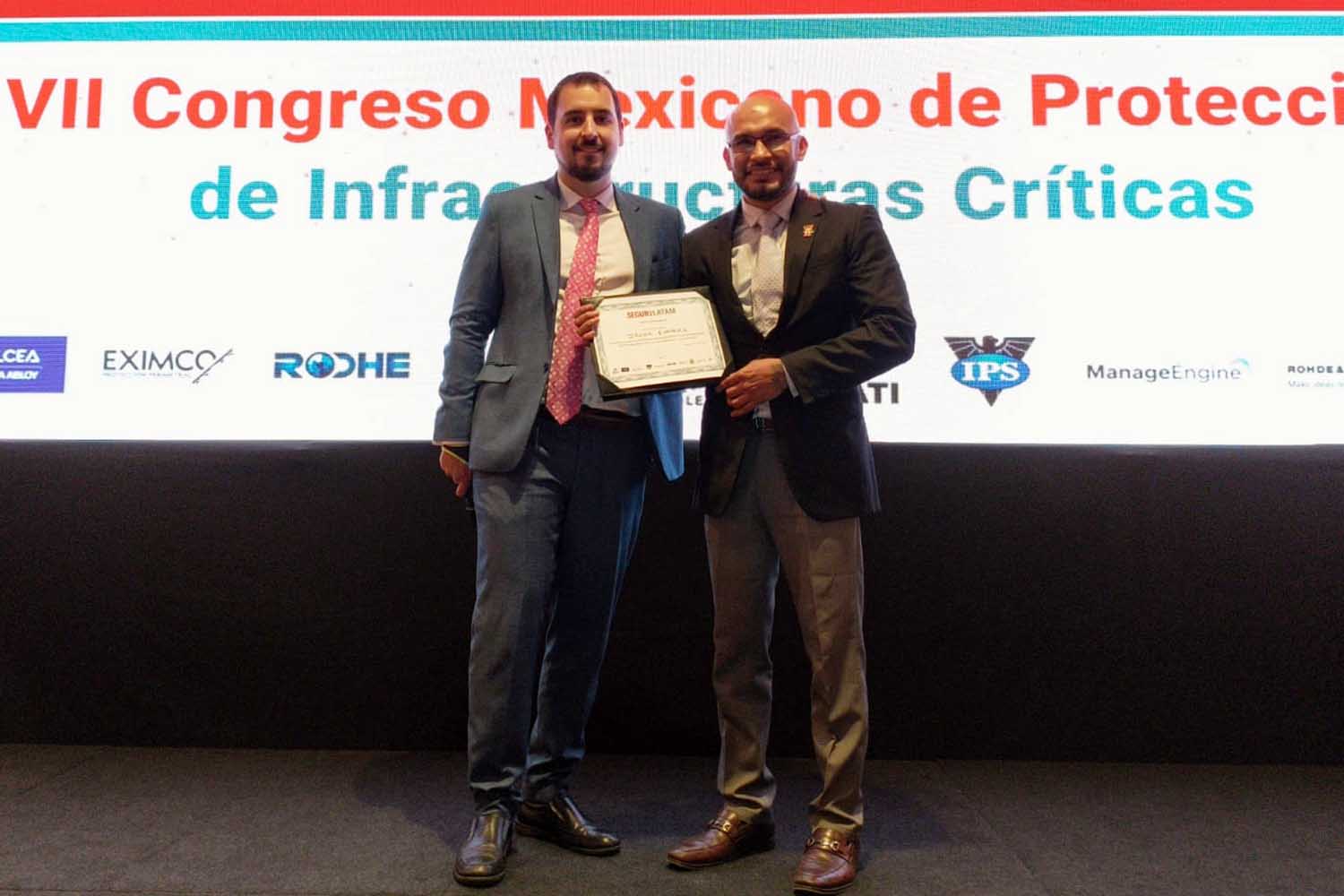 Javier Borredá García, director de ‘Segurilatam’, e Irving Enríquez Sánchez, gerente Corporativo de Seguridad, Salud Ocupacional y Medio Ambiente en Hospitales MAC, en el VII Congreso Mexicano PIC
