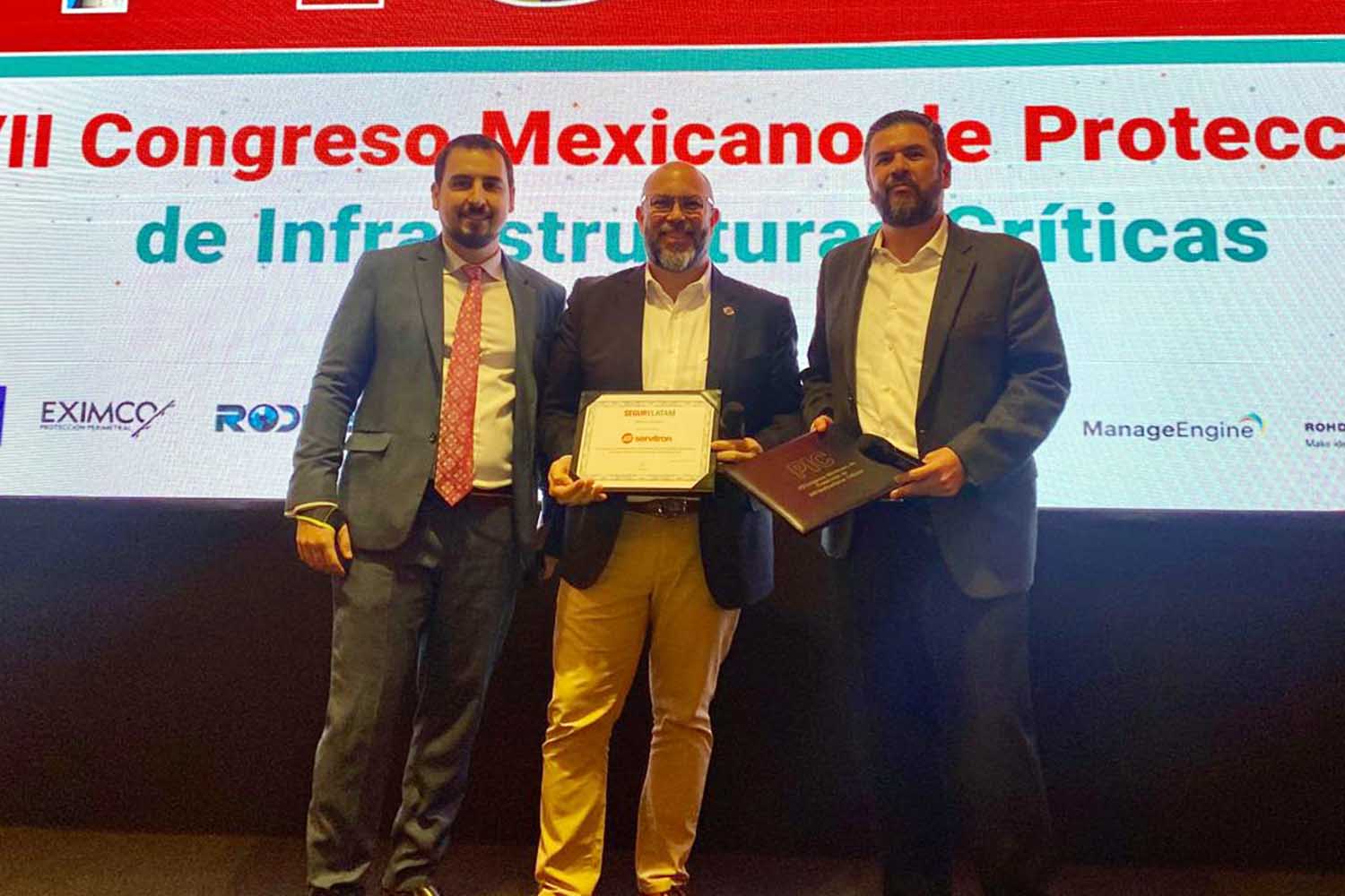De izquierda a derecha: Javier Borredá García, director de ‘Segurilatam’, Guillermo Silva Sánchez, director de Desarrollo de Canales y MKT en Servitron, y Juan Barragán, gerente de Ventas – Redes Privadas en Ceragon Networks, en el VII Congreso Mexicano PIC