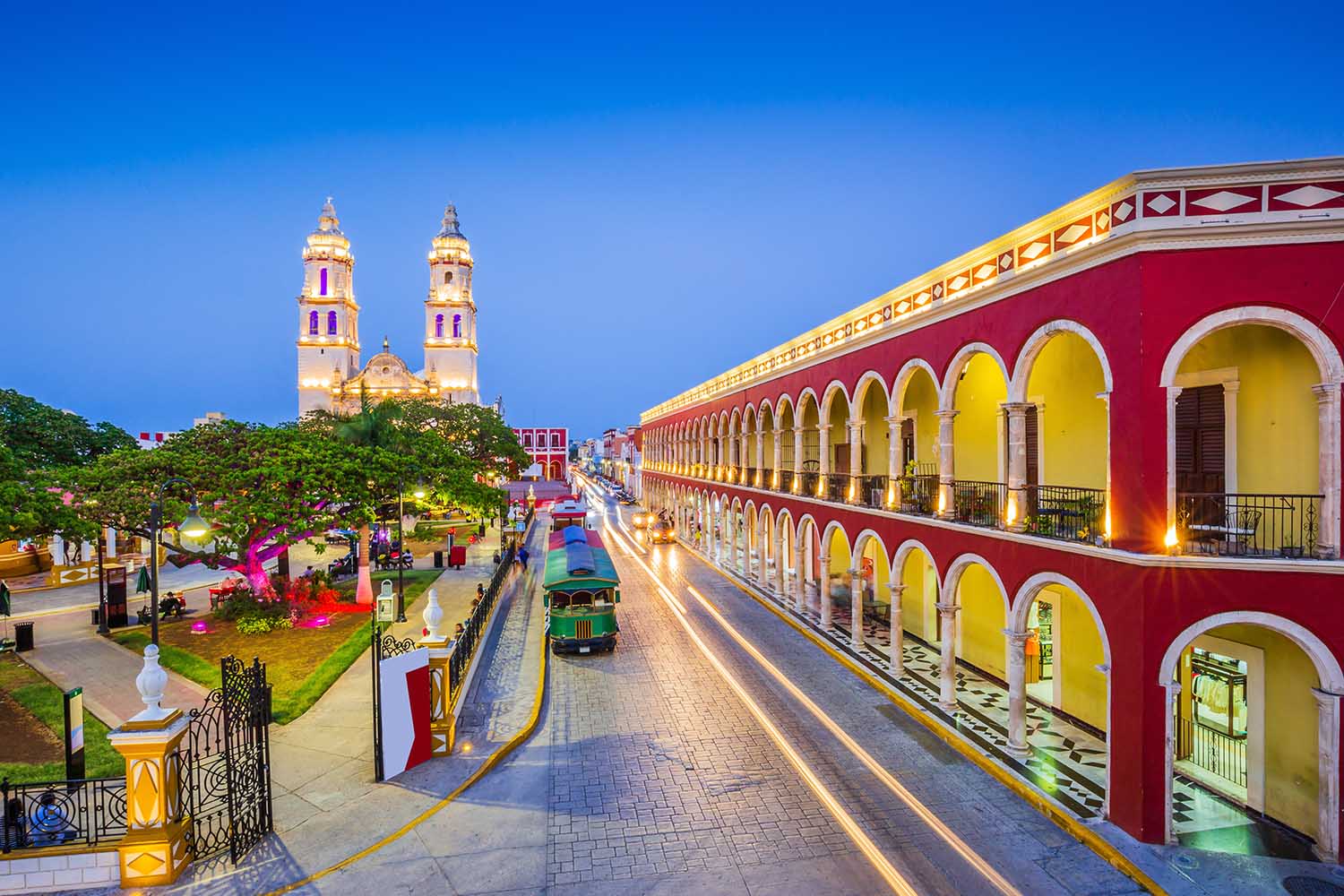 Una calle pintoresca de Campeche con la catedral de Nuestra Señora de la Inmaculada Concepción al fondo