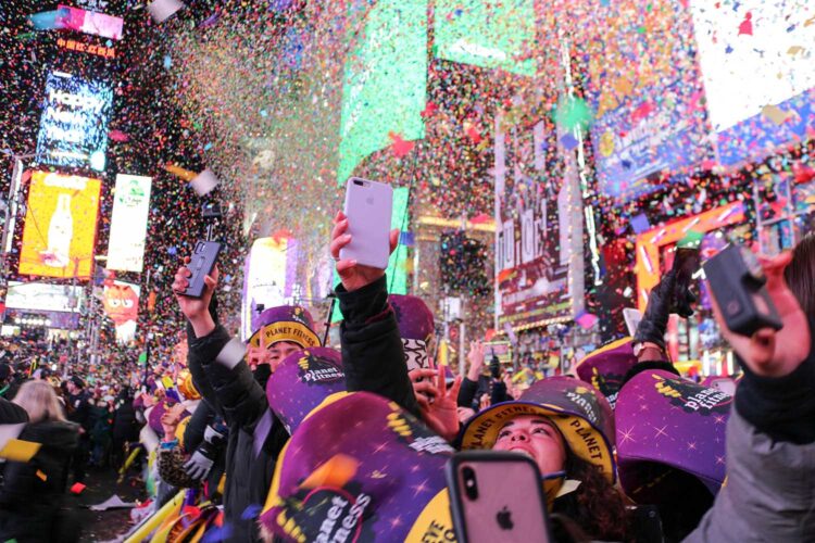 Personas celebran la llegada de un año nuevo en Times Square, Nueva York.