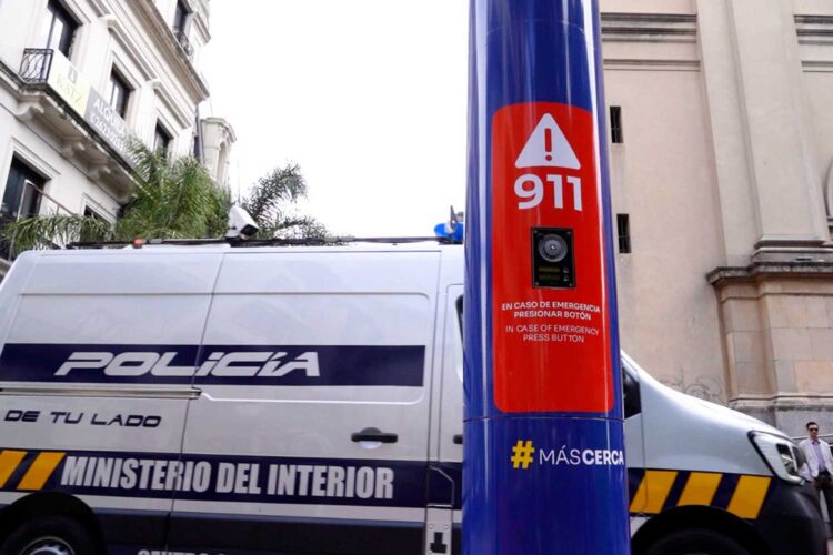 un tótem de emergencia en Montevideo, Uruguay