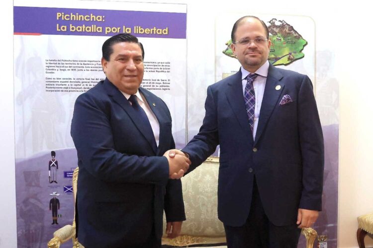 Vicente Tiburcio Orbezo (izq.), ministro del Interior peruano, y John Reimberg Oviedo, su homólogo ecuatoriano.