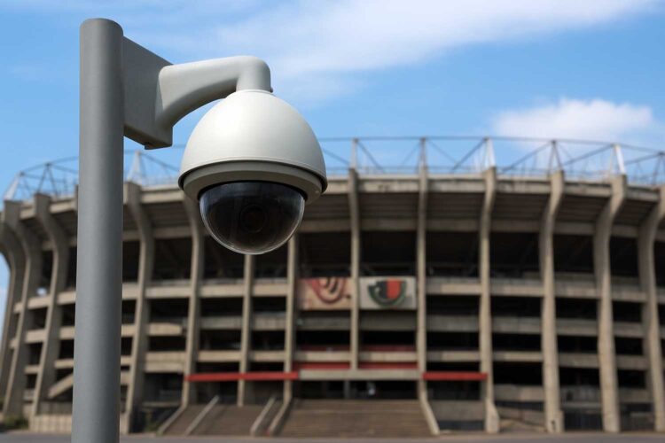 una cámara de videovigilancia en el exterior de un estadio de fútbol