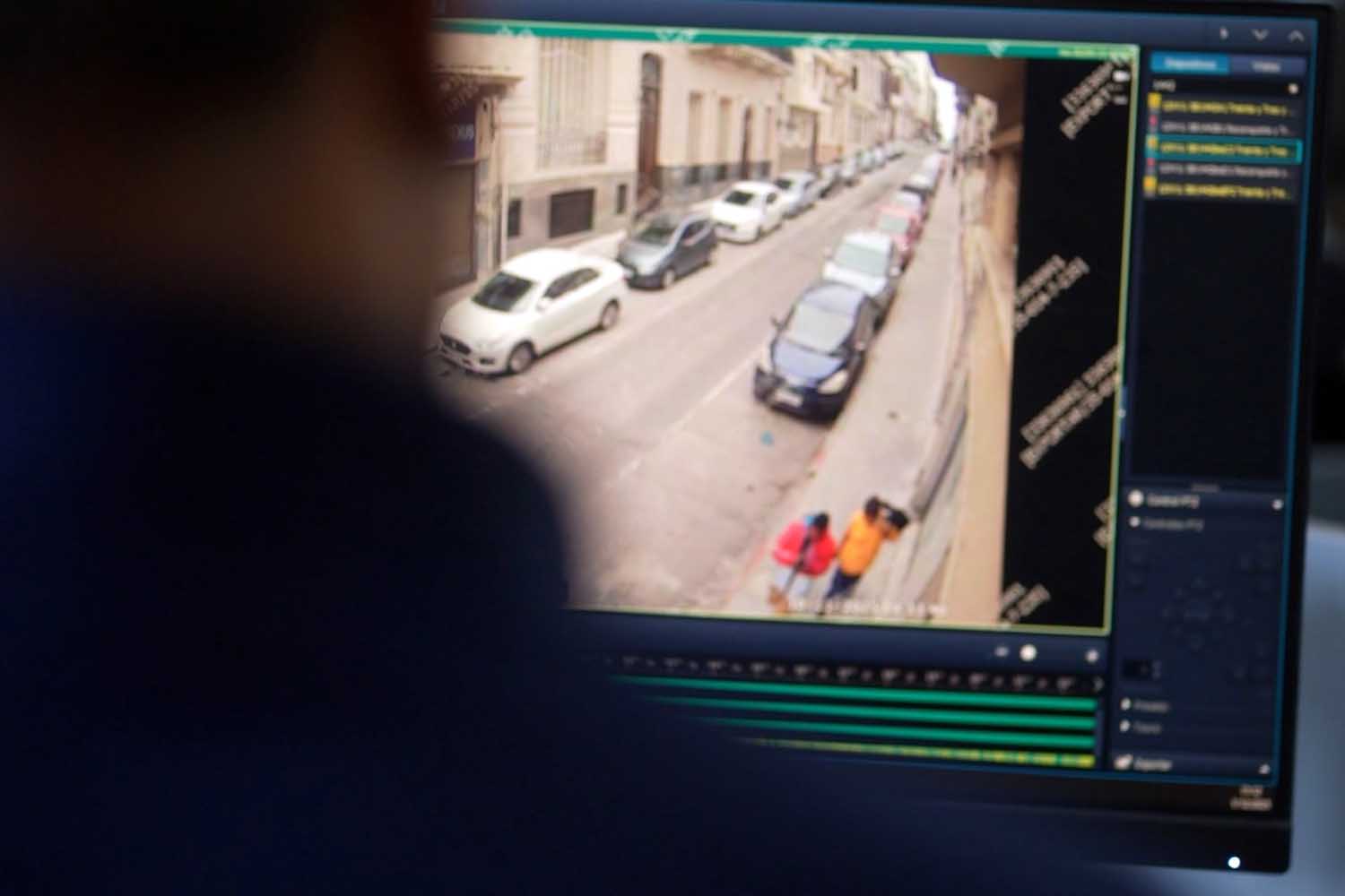 un policía de Uruguay visualiza las imágenes de una cámara de seguridad