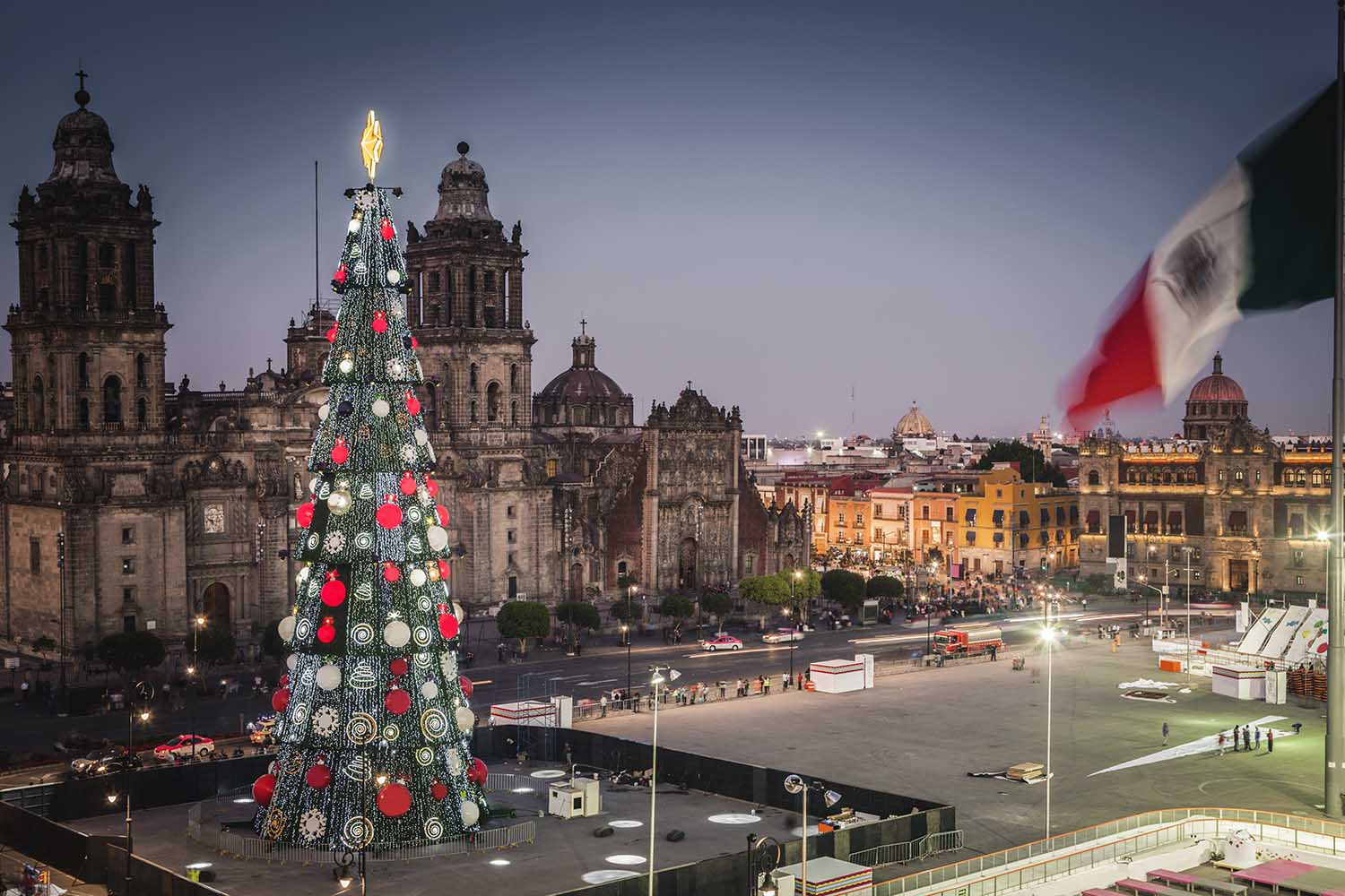 Decoración navideña en el popular Zócalo de la Ciudad de México