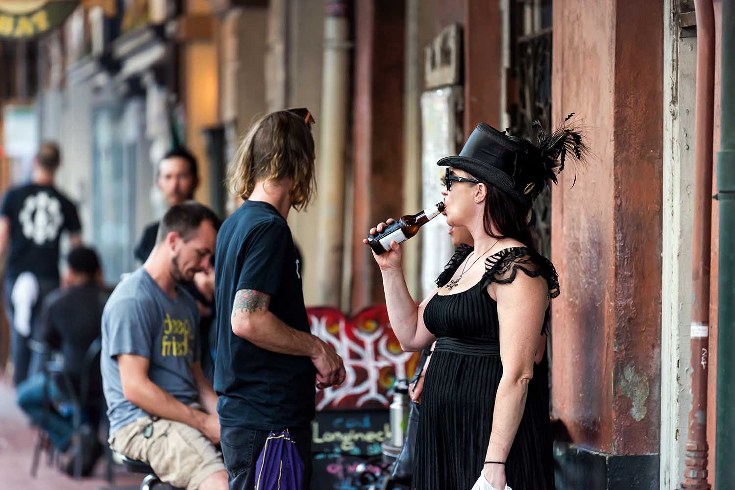 personas en Decatur Street, Nueva Orleans (Estados Unidos)