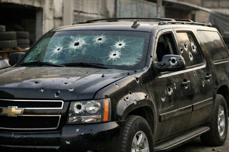 Chevrolet blindado con muchos impactos de bala