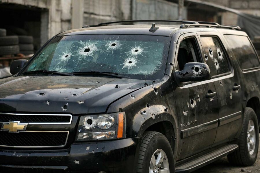 Chevrolet blindado con muchos impactos de bala