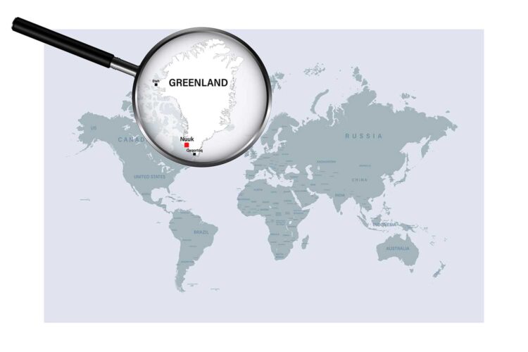 una lupa sobre el mapa de Groenlandia