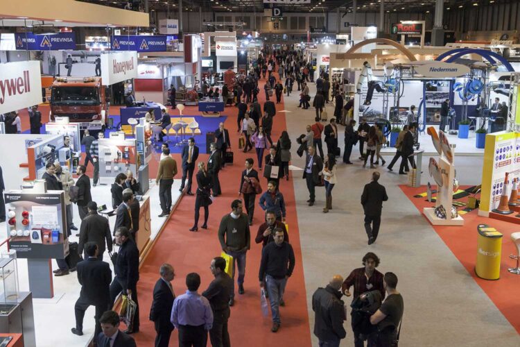 un pabellón con stands y público de SICUR 2024
