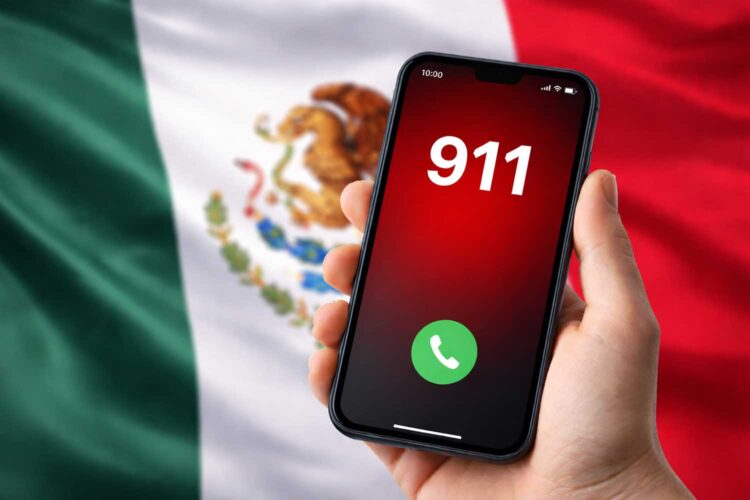 un hombre realiza una llamada al número de emergencias 911 de México